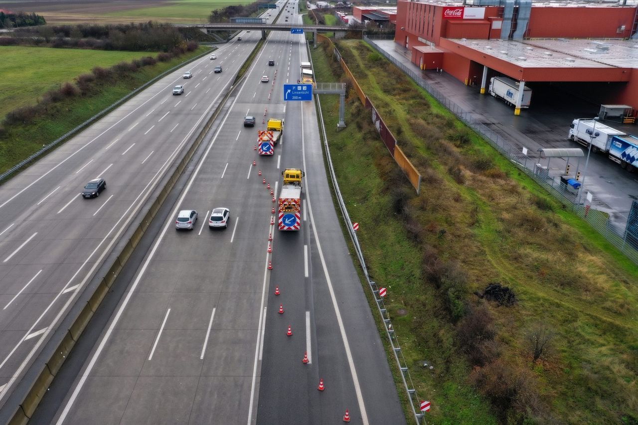 Luftaufnahme einer abgesicherten Unfallstelle auf der Autobahn