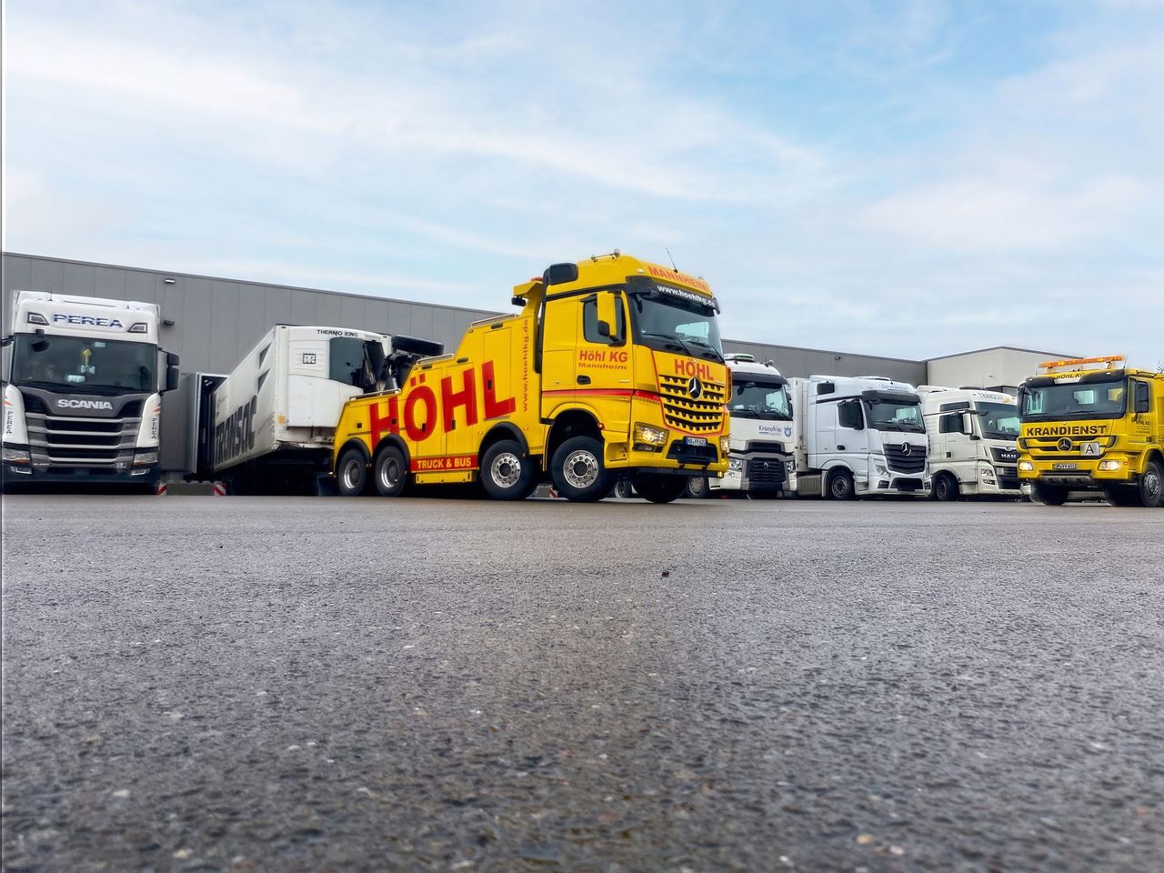 Bergefahrzeuge und Lkw der Höhl Gruppe aufgereiht auf dem Betriebshof in Mannheim