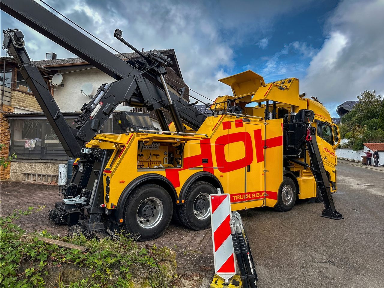 Bergefahrzeug der Höhl Gruppe mit Kranausleger bei einem Einsatz für Lkw und Bus