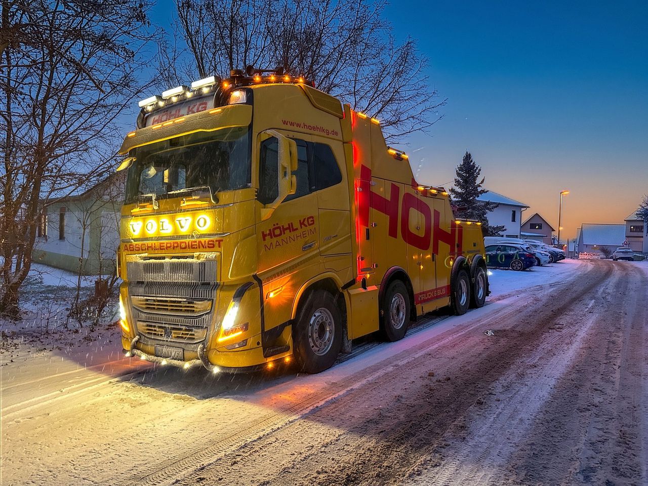 Volvo-Bergefahrzeug der Höhl Gruppe in der Abenddämmerung