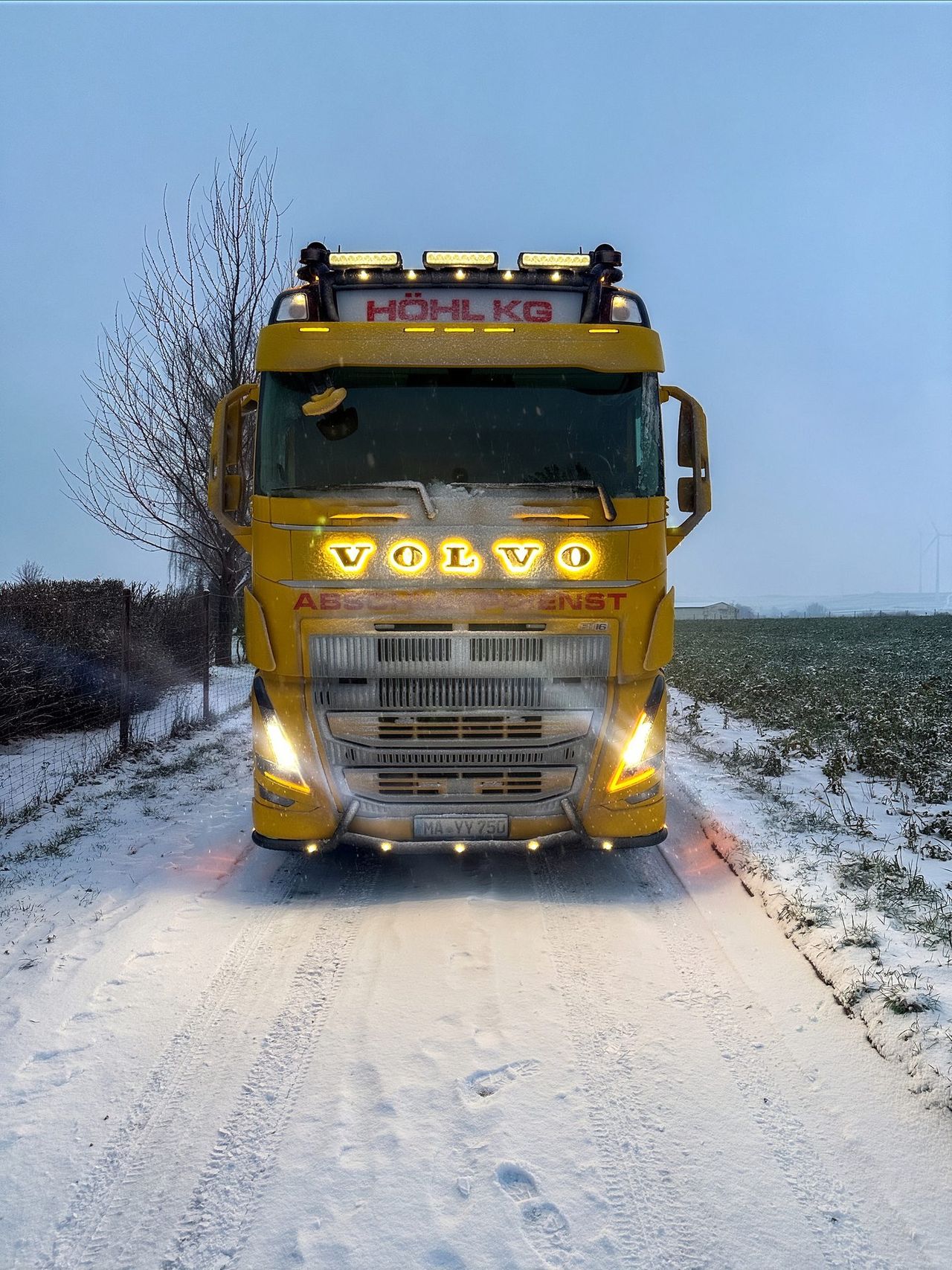 Bergefahrzeug der Höhl Gruppe auf einer verschneiten Straße