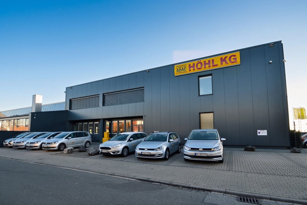 Betriebsgebäude der Höhl Gruppe in Mannheim mit Werkstatt und ADAC-Fahnen
