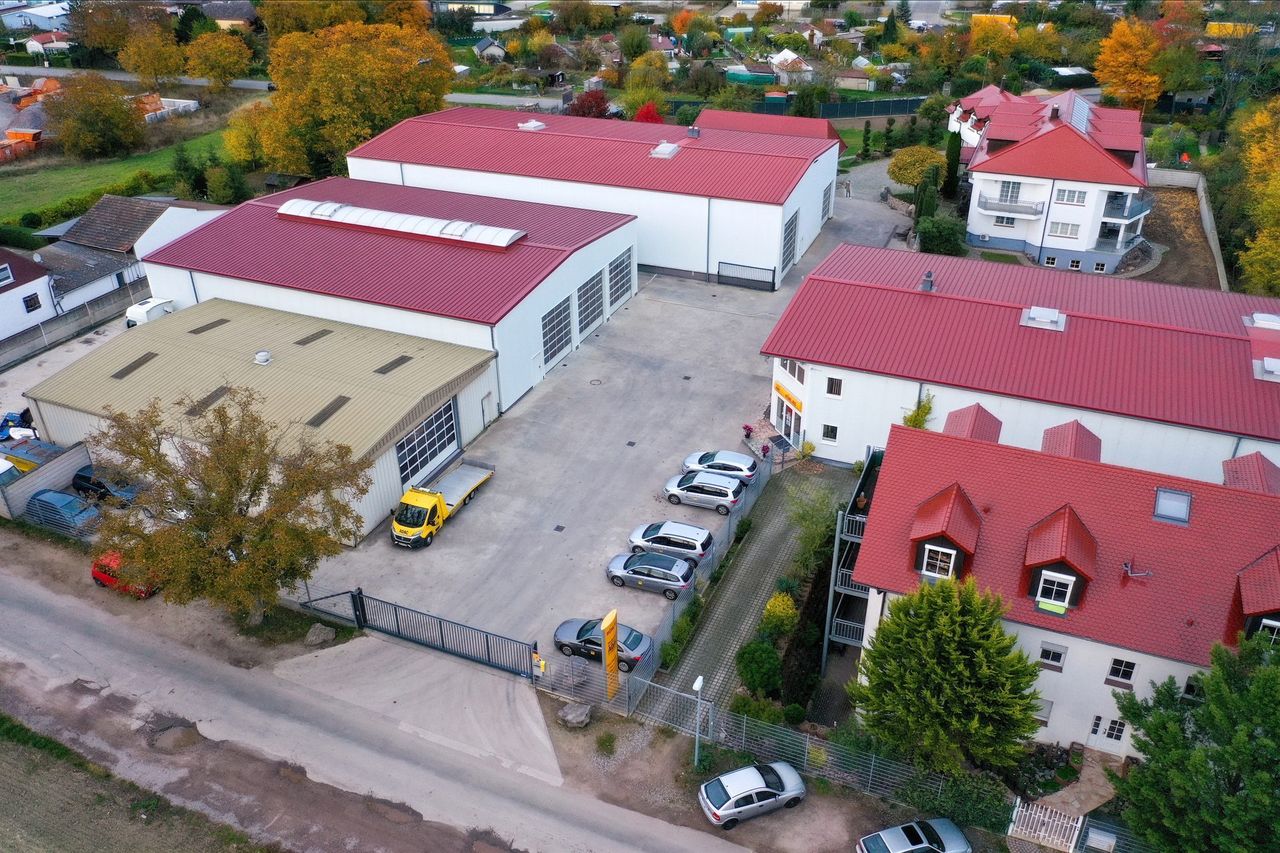 Luftaufnahme des Betriebshofs der Höhl Gruppe in Mannheim mit Hallen und Einsatzfahrzeugen