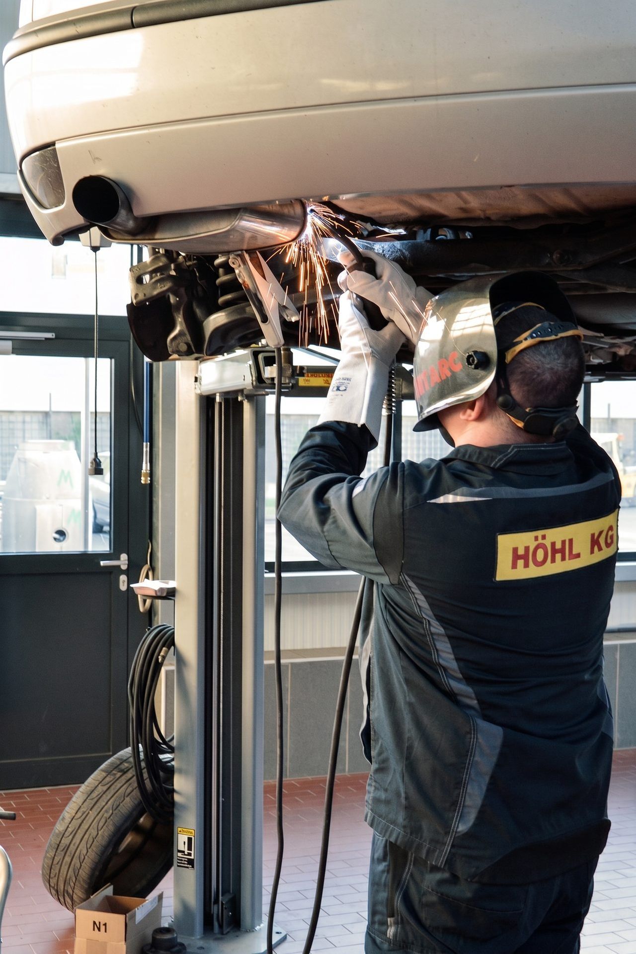 Kfz-Mechaniker der Höhl Gruppe bei der Arbeit an einem Fahrzeug in der Werkstatt in Mannheim