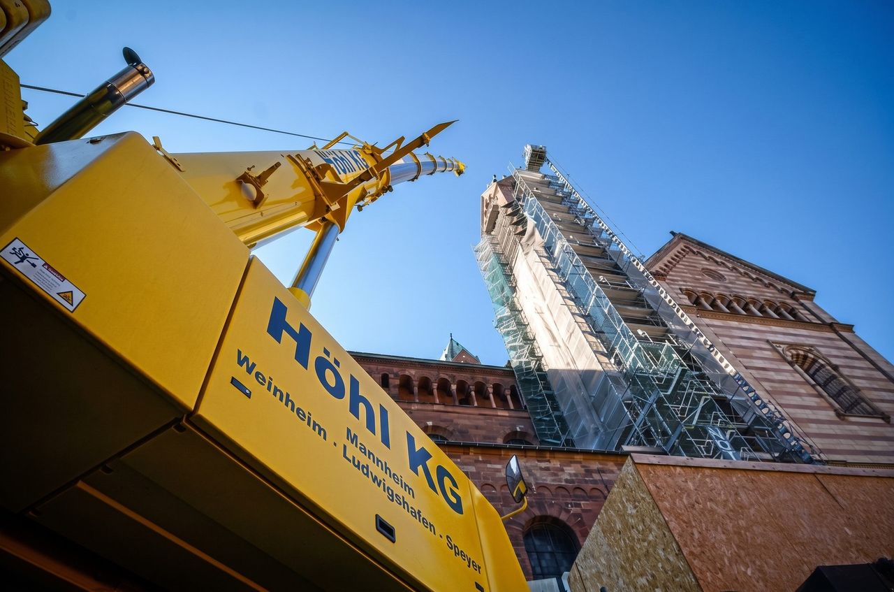 Ausleger eines Mobilkrans der Höhl Gruppe vor den Türmen des Doms zu Speyer