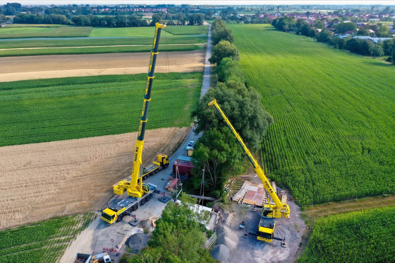 Luftaufnahme eines Kraneinsatzes der Höhl Gruppe auf freiem Feld