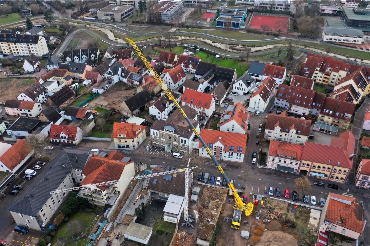 Luftaufnahme eines Kraneinsatzes der Höhl Gruppe in der Mannheimer Innenstadt
