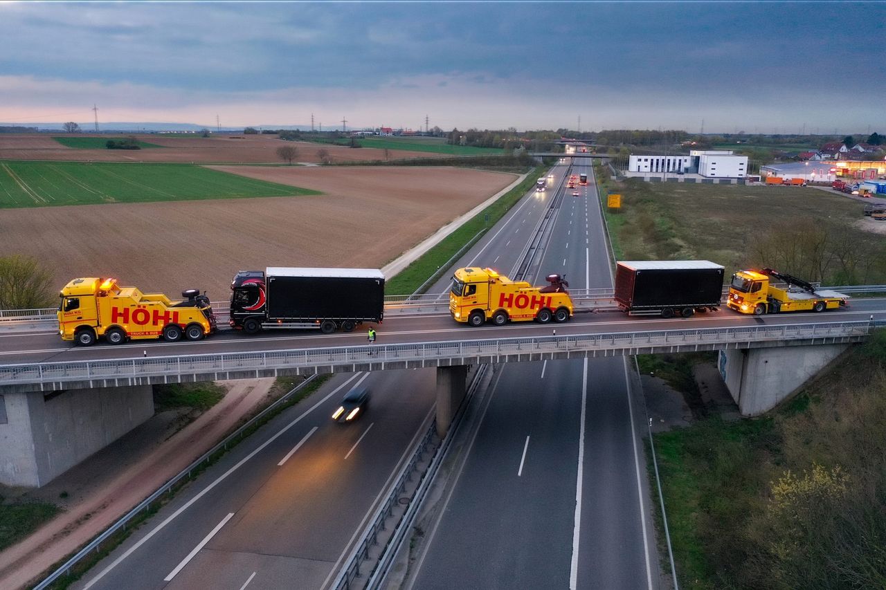 Luftaufnahme einer Lkw-Bergung auf einer Autobahnbrücke mit Bergefahrzeug der Höhl Gruppe