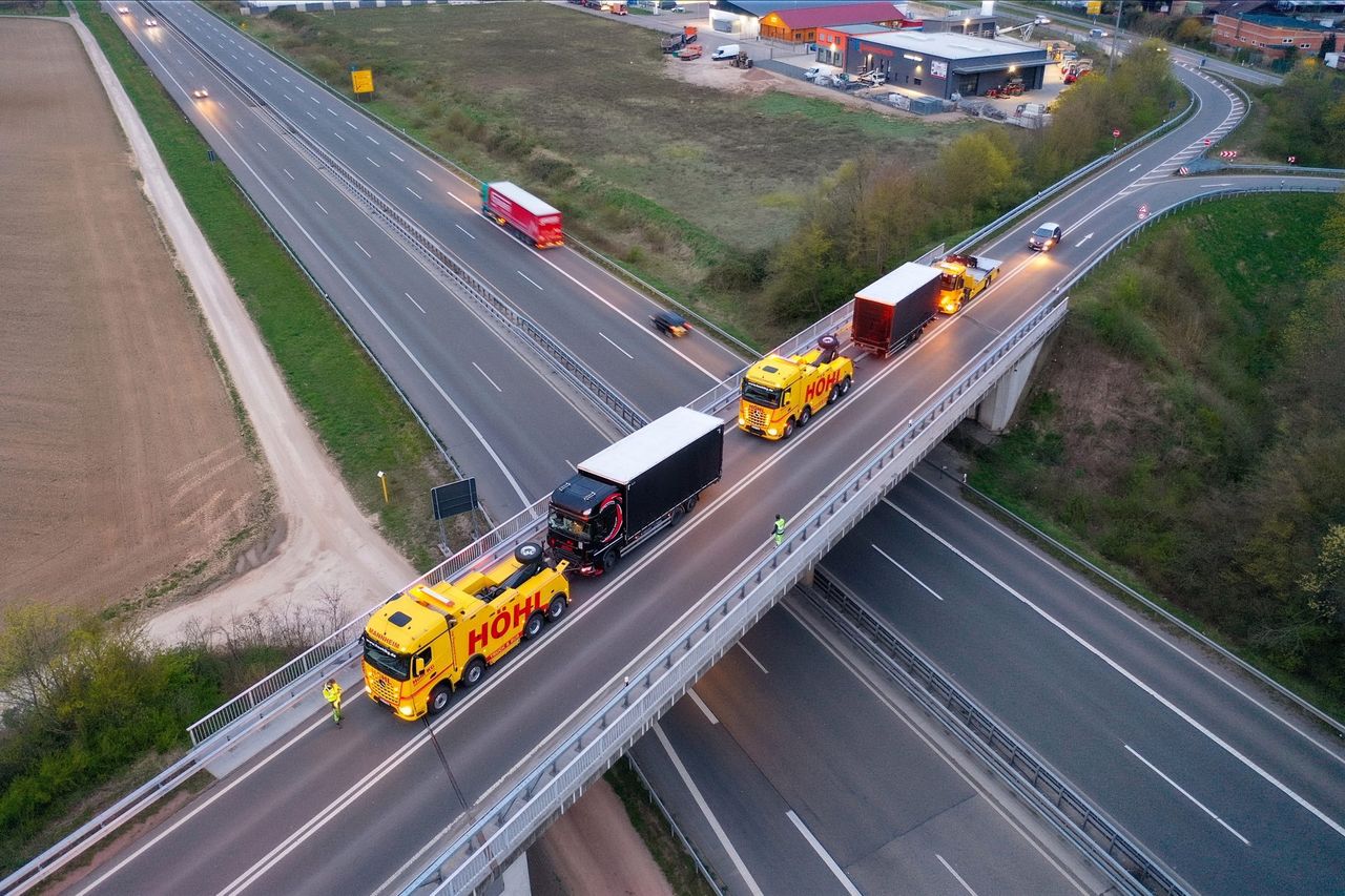 Bergefahrzeug der Höhl Gruppe bei einer Lkw-Bergung auf einer Brücke, Luftaufnahme