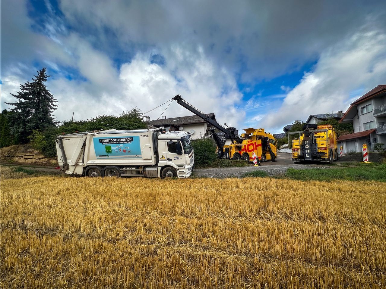 Bergung eines Lkw auf einem Feld mit Mobilkran und Bergefahrzeug der Höhl Gruppe