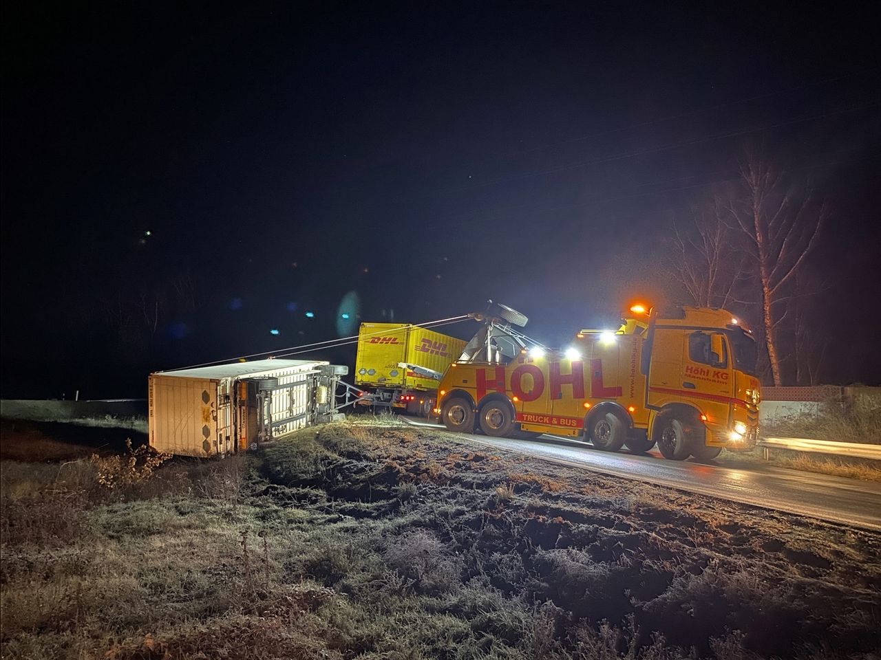 Schwerlast-Bergefahrzeug der Höhl Gruppe Truck &amp; Bus bei der nächtlichen Bergung eines Lkw
