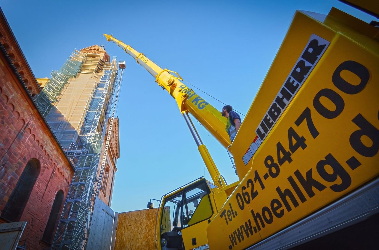 Liebherr-Mobilkran der Höhl Gruppe abgestützt vor dem Dom zu Speyer