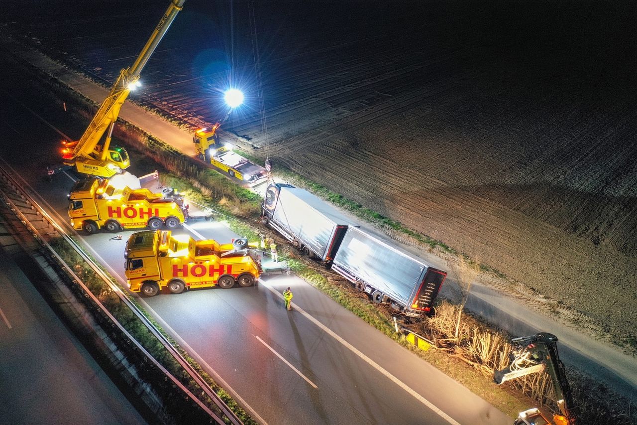 Nächtliche Bergung eines Sattelzugs auf der Autobahn aus der Luft