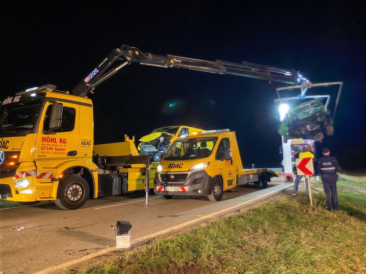 Zwei Abschleppfahrzeuge der Höhl Gruppe bei einem Nachteinsatz im Auftrag des ADAC