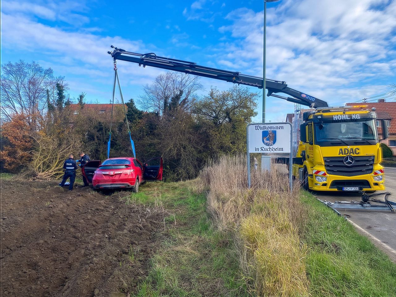 Pkw wird von einem Fahrzeug der Höhl Gruppe aus dem Graben geborgen